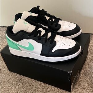 Nike Low-Top Sneakers — White Black Mint
